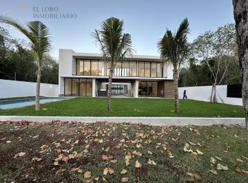 Casa · 900m² · 4 Recámaras · 8 Estacionamientos · Casa en Venta en Lagos del Sol con Alberca