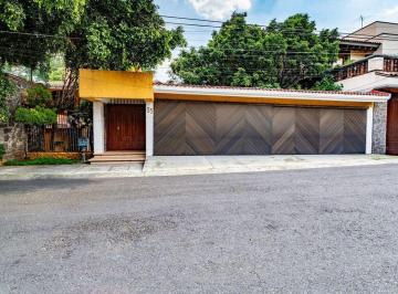 Casa · 829m² · 4 Recámaras · 4 Estacionamientos · Elegancia y Tranquilidad, Casa en Venta en Jardines del Pedregal