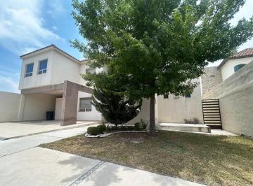 Casa de 3 habitaciones, Arteaga · Casa en Venta con Recámara Principal en Planta Baja en Arteaga