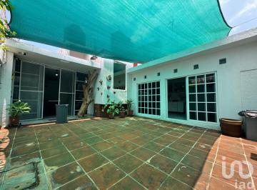 Casa · 150m² · 2 Recámaras · 2 Estacionamientos · Casa en Venta con Excelente Ubicación, en Cuernavaca. a 2 Minutos de Galerías y Averanda.