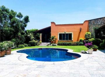 Casa · 1300m² · 3 Recámaras · 10 Estacionamientos · Venta de Casa Residencial con Alberca, Real de Tezoyuca, Sur de Cuernavaca