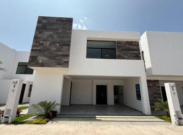 Casa · 211m² · 3 Recámaras · 2 Estacionamientos · Casa en Venta en Albazul