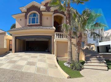 Casa · 584m² · 5 Recámaras · 2 Estacionamientos · Venta de Casa en Residencial San Francisco, Leoyes