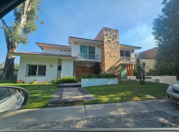 Casa · 700m² · 4 Recámaras · 4 Estacionamientos · Hermosa Casa en Coto Exclusivo Dentro de Valle Real