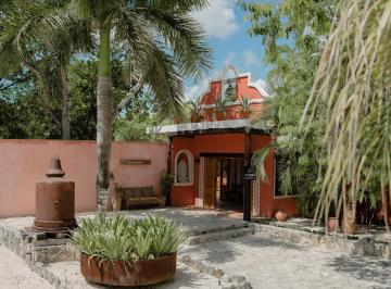 Villa · 4564m² · 11 Recámaras · 4 Estacionamientos · Propiedad Estilo Hacienda con 6 Cabañas en Venta en Tulum