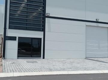 Bodega comercial · 720m² · 3 Estacionamientos · Bodega Comercial en Renta