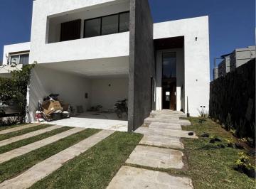 Casa · 343m² · 4 Recámaras · 4 Estacionamientos · Casa Nueva en Venta en La Campiña con Recámara en Planta Baja León Gto.