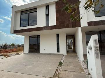 Casa · 219m² · 3 Recámaras · 2 Estacionamientos · Casa Nueva en Venta en Rinconada Santa Fe con Recámara en Planta Baja León Gto.