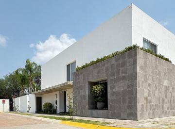 Casa · 430m² · 4 Recámaras · 3 Estacionamientos · Casa con Jardin y Roof Garden Zona Calicantos