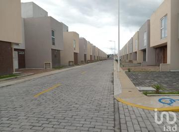 Casa · 197m² · 3 Recámaras · 2 Estacionamientos · Casa en Venta en Metepec