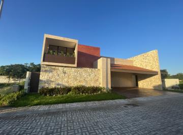 Casa · 698m² · 4 Recámaras · 4 Estacionamientos · Casa en Venta Al Norte de Mérida en Privada, Temozón Norte.