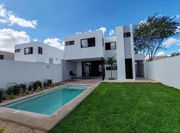Casa · 237m² · 3 Recámaras · 2 Estacionamientos · Casa de 4 Habitaciones en Privadada Al Norte de Mérida