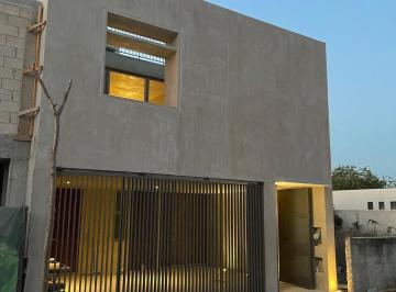 Casa · 153m² · 3 Recámaras · 2 Estacionamientos · Townhouse de Tres Niveles en Venta Al Norte de Mérida