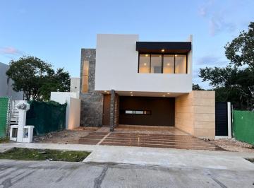 Casa · 327m² · 4 Recámaras · 4 Estacionamientos · Casa en Privada en Venta Al Norte de Mérida, Cholul
