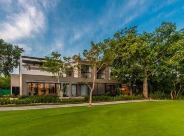 Casa · 304m² · 2 Recámaras · 2 Estacionamientos · Casa Equipada en Venta en El Country Club, Mérida