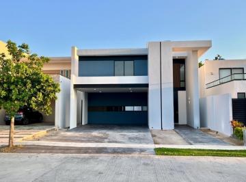 Casa · 280m² · 3 Recámaras · 4 Estacionamientos · Casa Equipada en Privada con Amenidades, en Venta