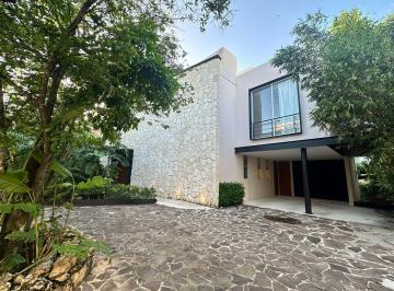 Casa · 281m² · 3 Recámaras · 2 Estacionamientos · Casa en Privada en Venta Al Norte de Mérida