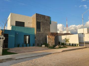 Casa · 209m² · 3 Recámaras · 2 Estacionamientos · Casa de Autor en Privada Al Norte de Mérida