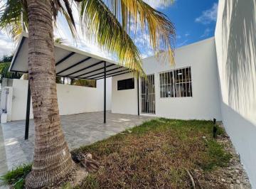 Casa · 162m² · 2 Recámaras · 1 Estacionamiento · Casa Remodelada de Una Planta en Ciudad Caucel, Mérida