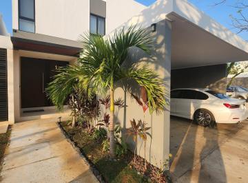 Casa · 442m² · 4 Recámaras · 2 Estacionamientos · Casa en Privada con Amenidades en Cholul, Mérida