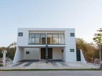 Casa · 300m² · 3 Recámaras · 2 Estacionamientos · Casa en Venta en Privada Al Norte de Mérida