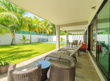 Casa · 520m² · 3 Recámaras · 5 Estacionamientos · Residencia en Villa Magna Cancún | 520 m² Terreno | 5 Autos | Alberca | Sala de Cine