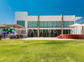 Casa · 785m² · 9 Recámaras · 3 Estacionamientos · Espectacular Casa en Fraccionamiento Cocoyoc!