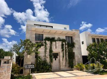 Casa · 345m² · 4 Recámaras · 2 Estacionamientos · Casa en Venta Losantos Cancun Huayacan