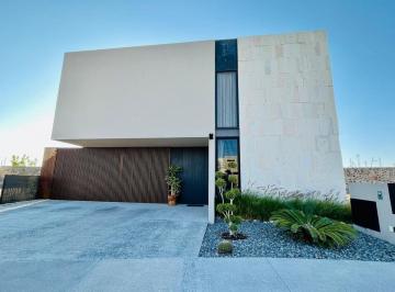 Casa · 310m² · 4 Recámaras · Casa Madrid en Lomas del Campanario Norte