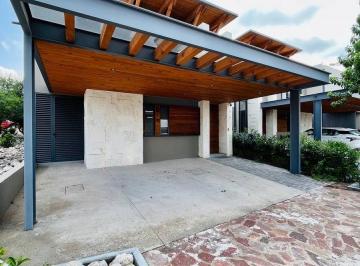 Casa · 280m² · 4 Recámaras · 3 Estacionamientos · Casa Cielo en Altozano
