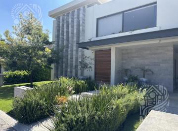 Casa · 643m² · 4 Recámaras · 6 Estacionamientos · Casa en Venta - Campanario - Querétaro