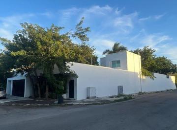 Casa · 996m² · 3 Recámaras · 3 Estacionamientos · Casa en Venta de 1 Piso en Temozón Norte