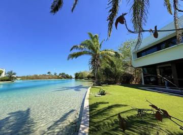 Casa · 554m² · 4 Recámaras · 4 Estacionamientos · Residencia de Lujo en El Country Club Frente Al Lago