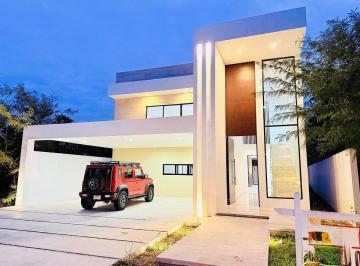 Casa · 425m² · 5 Recámaras · 6 Estacionamientos · Casa en Privada Norte Mérida