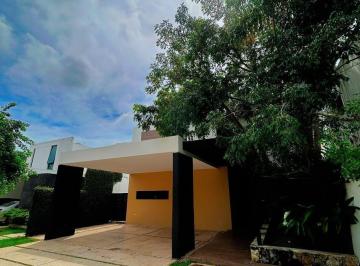 Casa · 395m² · 4 Recámaras · 4 Estacionamientos · Casa en Venta Privada Cholul