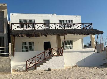 Casa · 350m² · 3 Recámaras · 5 Estacionamientos · Venta Casa Chelem 2 Niveles Frente Al Mar de 10 de Frente X 35 de Fondo.