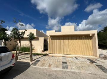 Casa · 248m² · 2 Recámaras · 2 Estacionamientos · Casa en Venta en Privada en Xcanatun