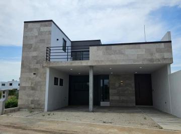 Casa · 322m² · 4 Recámaras · 2 Estacionamientos · Casa en Venta con 4 Recámaras y Alberca en Mérida