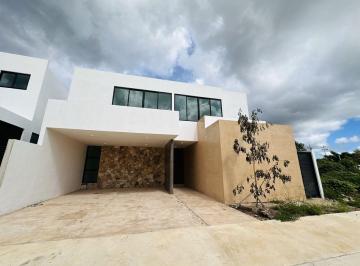 Casa · 295m² · 4 Recámaras · 3 Estacionamientos · Venta Casa en Privada en Conkal