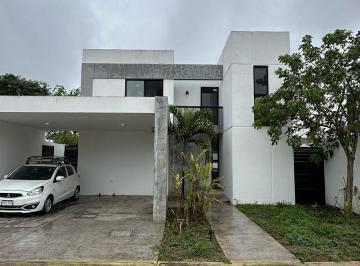 Casa · 240m² · 4 Recámaras · Casa en Venta en Privada en Conkal