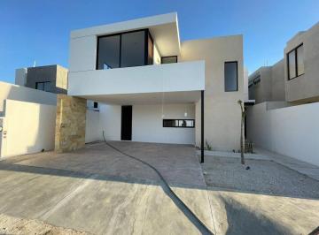 Casa · 218m² · 3 Recámaras · 2 Estacionamientos · Casa en Venta Privada en Conkal
