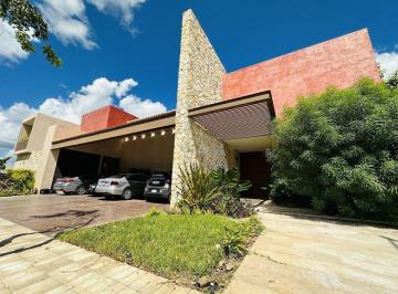 Casa · 698m² · 5 Recámaras · 4 Estacionamientos · Casa de Lujo en Venta en Privada Residencial