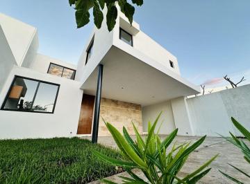 Casa · 247m² · 3 Recámaras · 2 Estacionamientos · Casa en Venta en Privada en Conkal