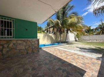 Casa · 168m² · 2 Recámaras · 6 Estacionamientos · Casa en Venta en La Playa a Una Calle del Mar