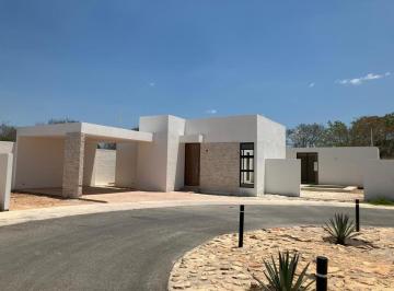 Casa · 210m² · 4 Recámaras · 2 Estacionamientos · Casa de 1 Piso en Venta en Privada Cholul
