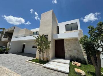 Casa · 288m² · 3 Recámaras · 3 Estacionamientos · Casa en Venta en Privada Soluna ¡Con Acabados de Lujo y Cascada!
