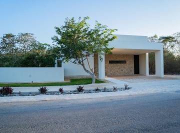 Casa · 301m² · 3 Recámaras · 2 Estacionamientos · ???? en Privada con Extenso Terreno