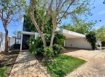 Casa · 360m² · 3 Recámaras · 6 Estacionamientos · Casa Equipada en Venta, Cholul