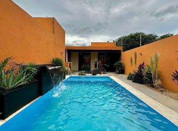 Casa · 264m² · 3 Recámaras · 2 Estacionamientos · Casa en Venta en Cholul, Norte de Mérida: un Piso, 3 Habitaciones y Piscina.