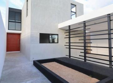 Casa · 194m² · 3 Recámaras · 2 Estacionamientos · Casa en Venta en Privada Conkal